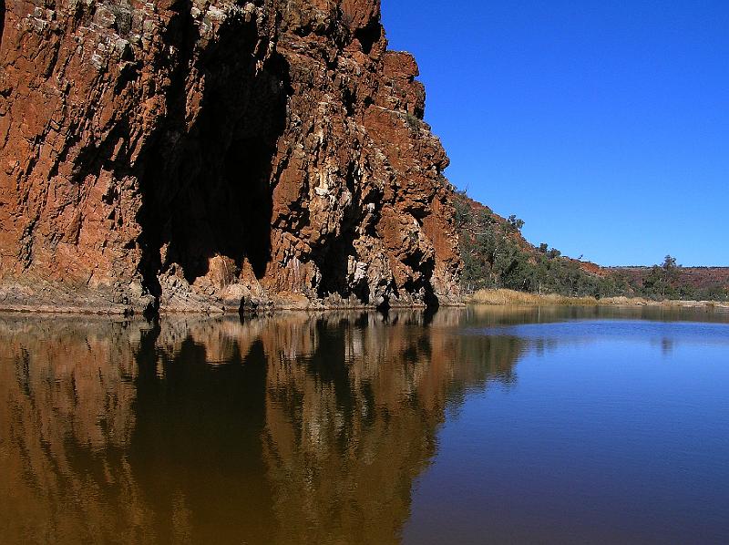 Glen Helen Gorge.jpg - Für die Arandastämme ist das tiefe Wasserloch die Heimat der Riesenwasserschlange.